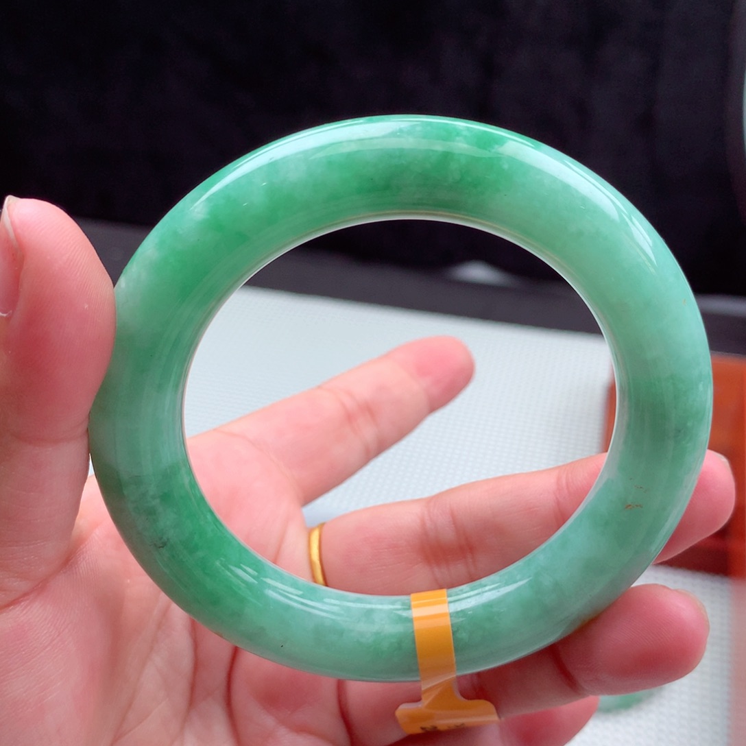 翡翠手镯未镶嵌翡翠