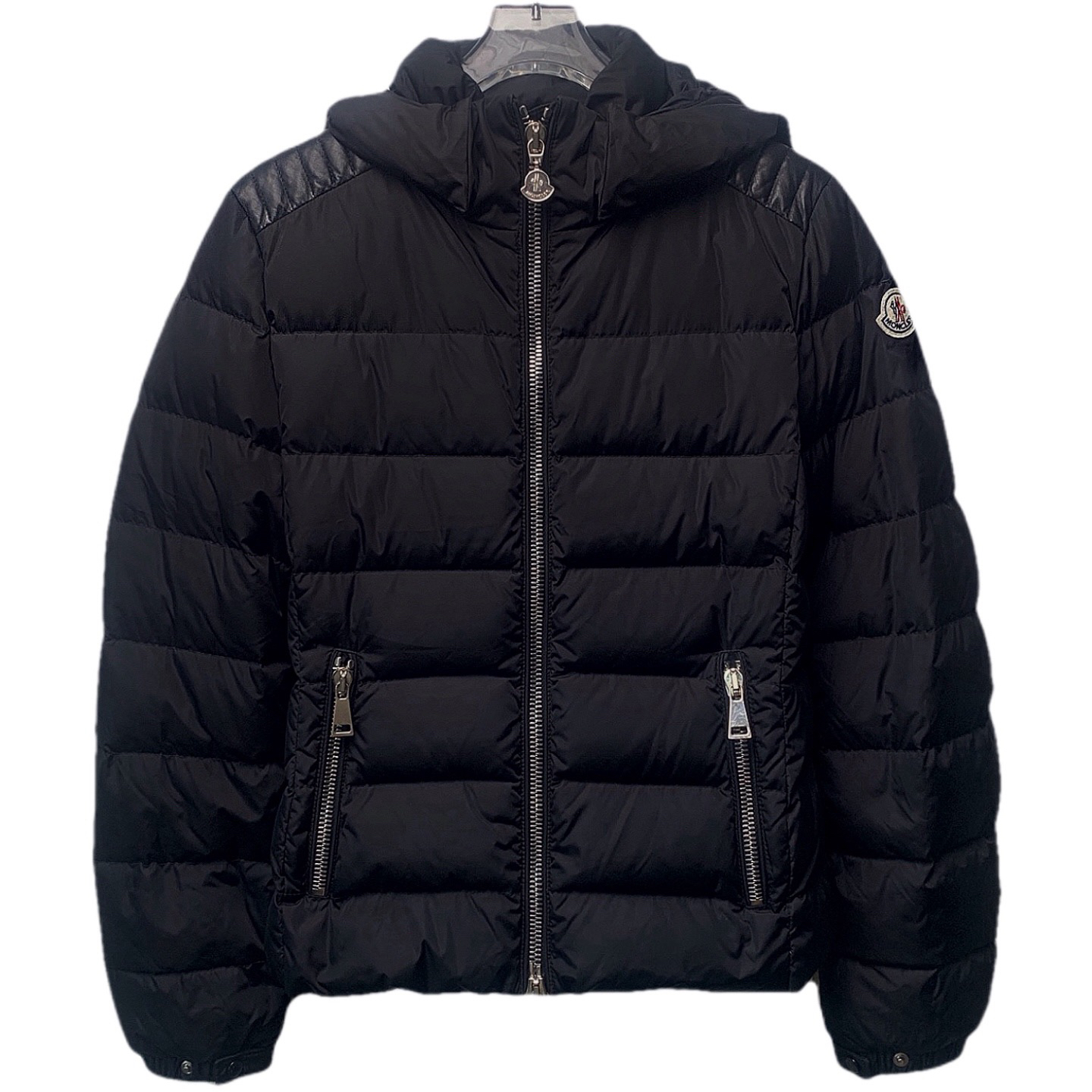 99新 MONCLER 001817  盟可睐  黑色尼龙经典袖标连帽羽绒服 1码