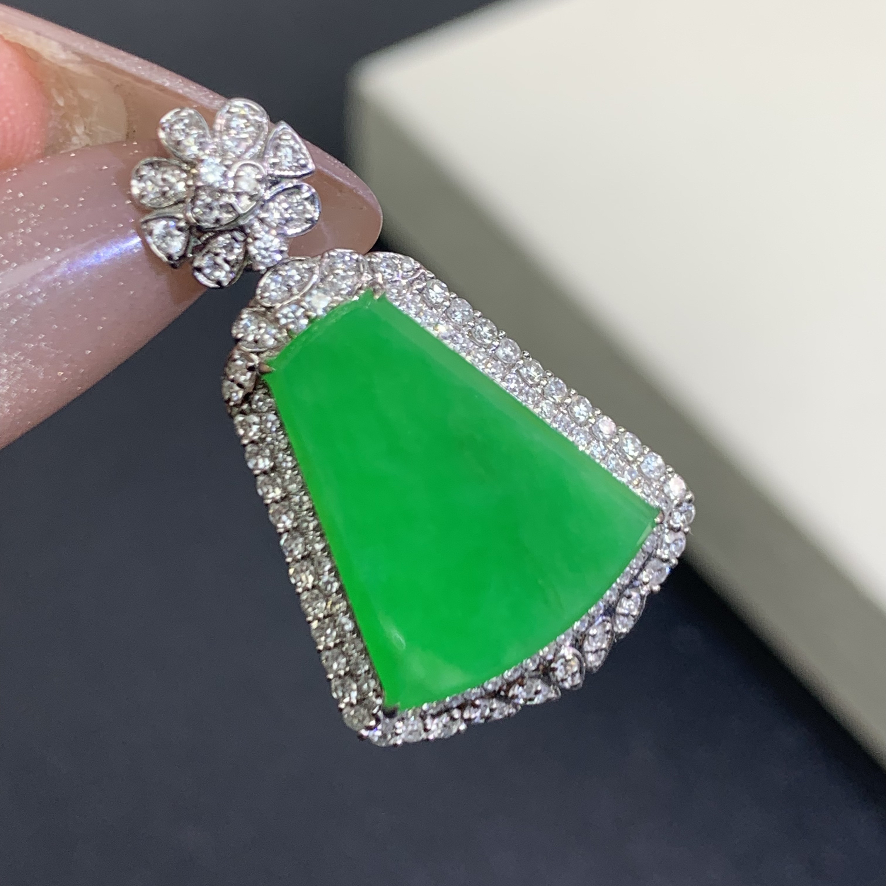 新品推荐·18k金正色阳绿无事牌缅A翡翠玉石吊坠气质满绿平安无事