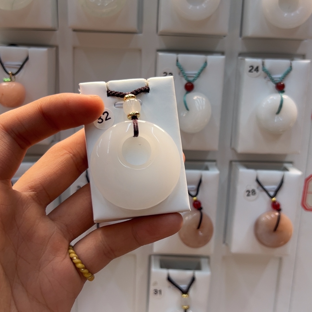 单***翔石英质玉（天山翠）合金颈饰