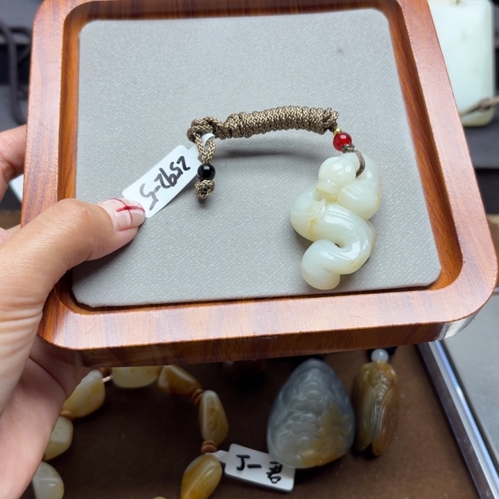 差****和田玉未镶嵌颈饰