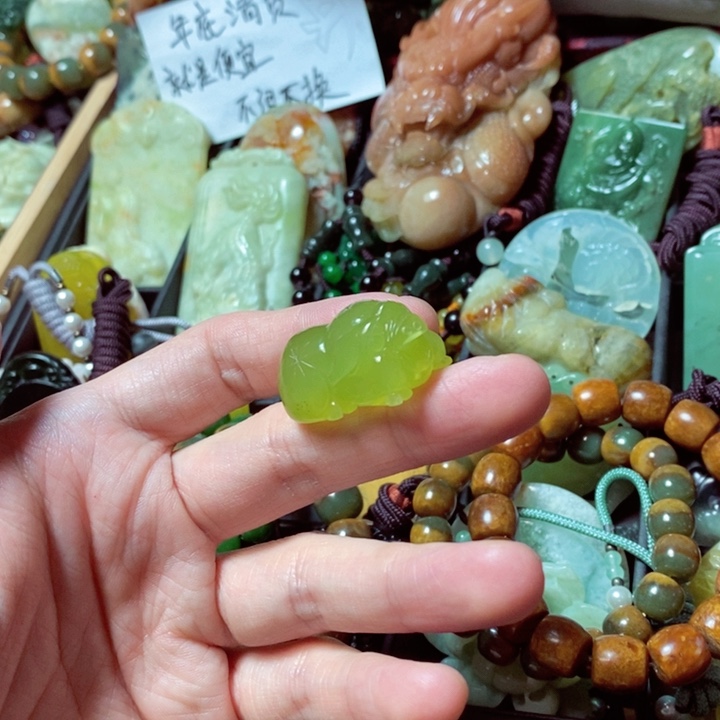 蛇纹石玉颈饰未镶嵌