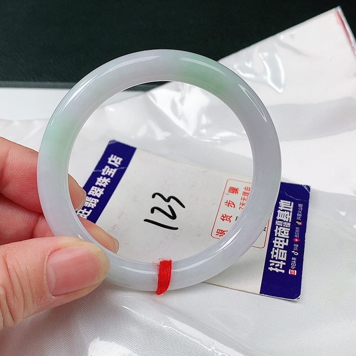 翡翠手镯未镶嵌翡翠