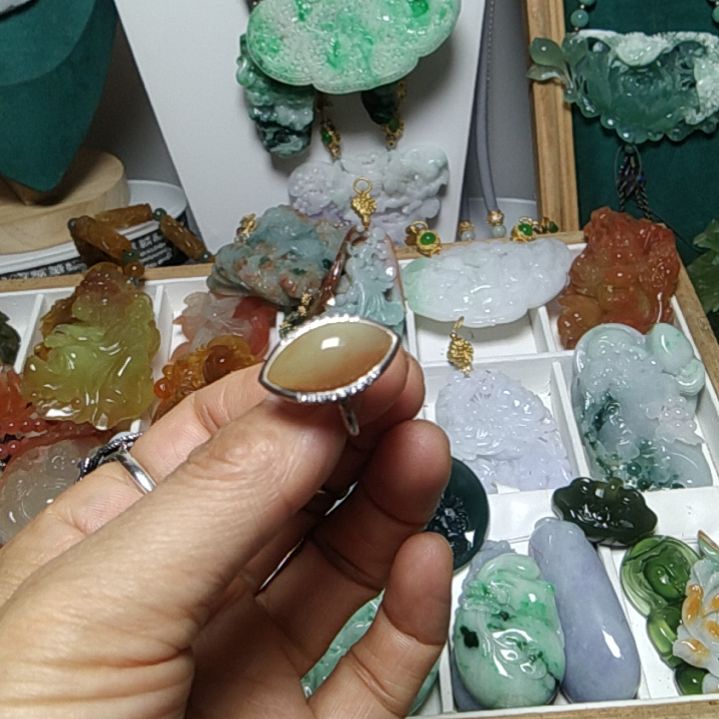 翡翠吊坠(赠链)未镶嵌