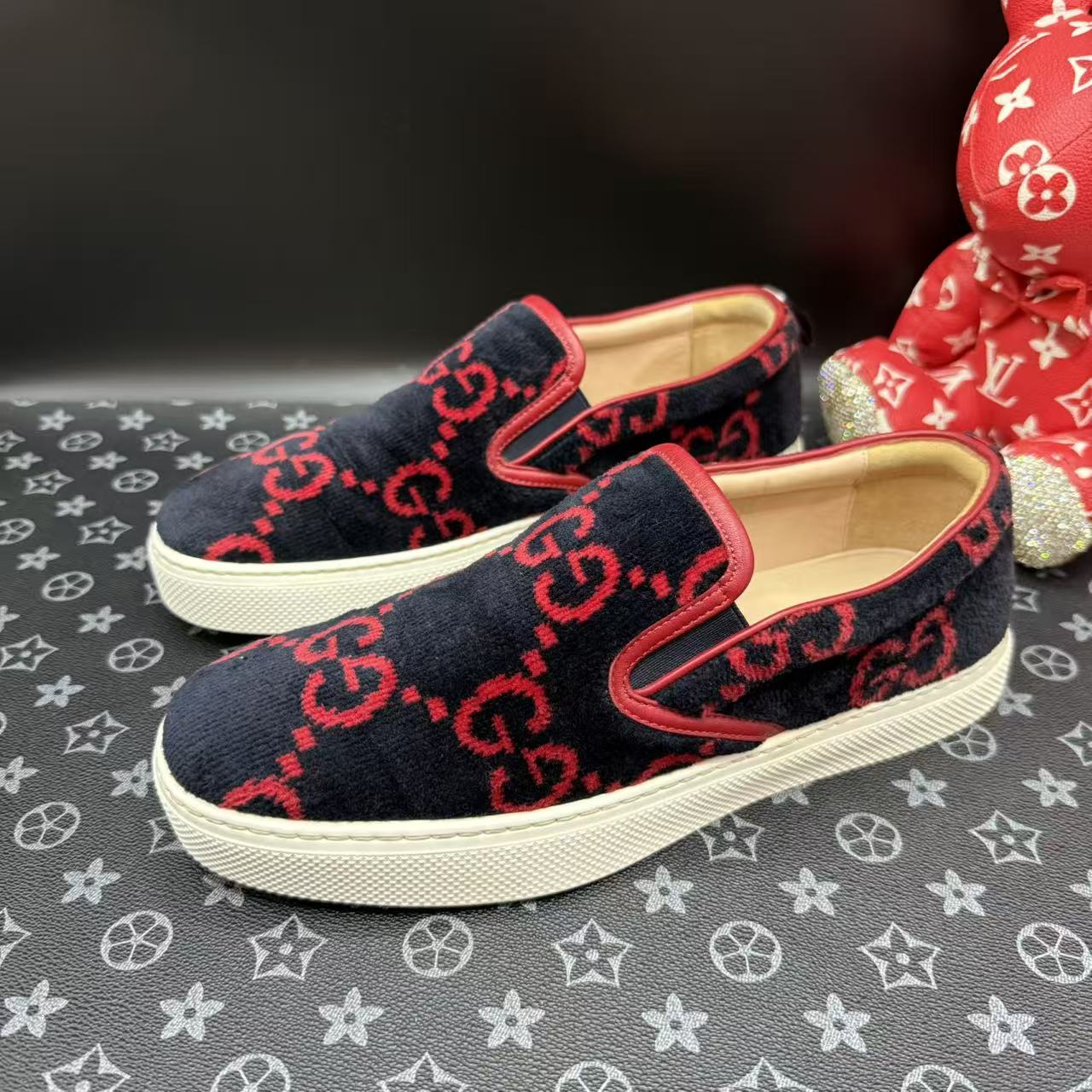 95新 GUCCI/古驰 男士黑红灯芯绒毛一脚蹬板鞋41欧码 ddm3243