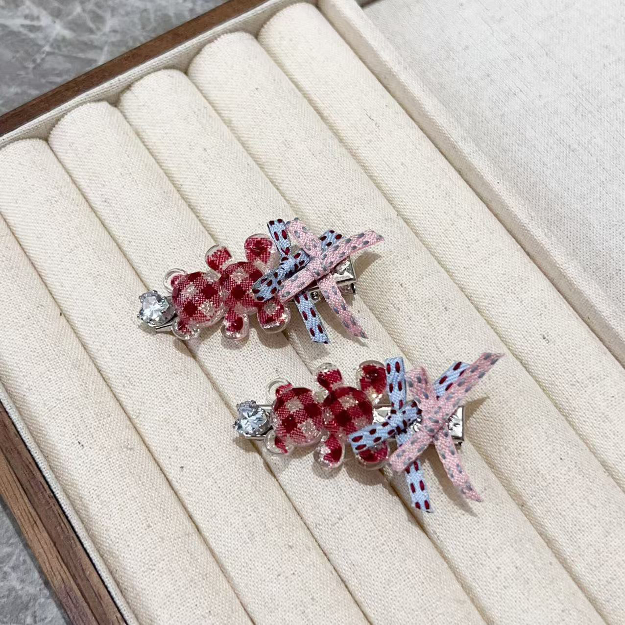 时尚重工蝴蝶结格纹小熊侧边夹刘海夹J1421