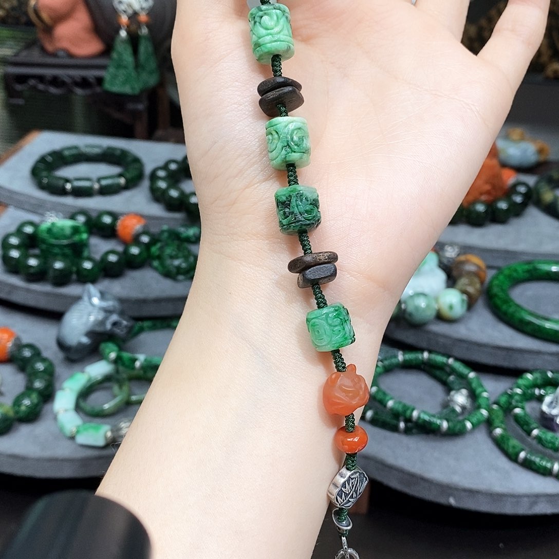 未镶嵌翡翠手链漂亮美眉