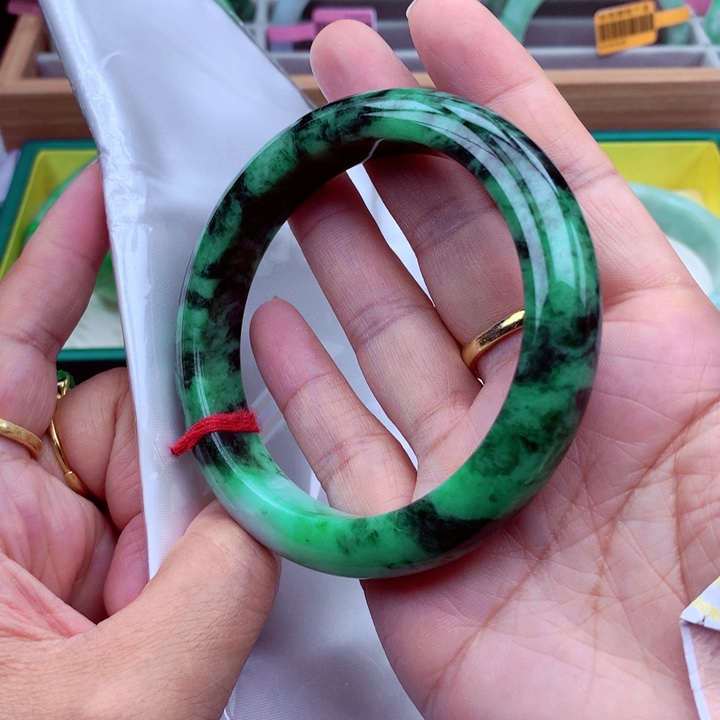 翡翠手镯未镶嵌翡翠