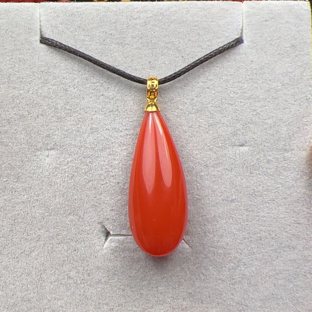 18K金镶嵌吊坠南红玛瑙