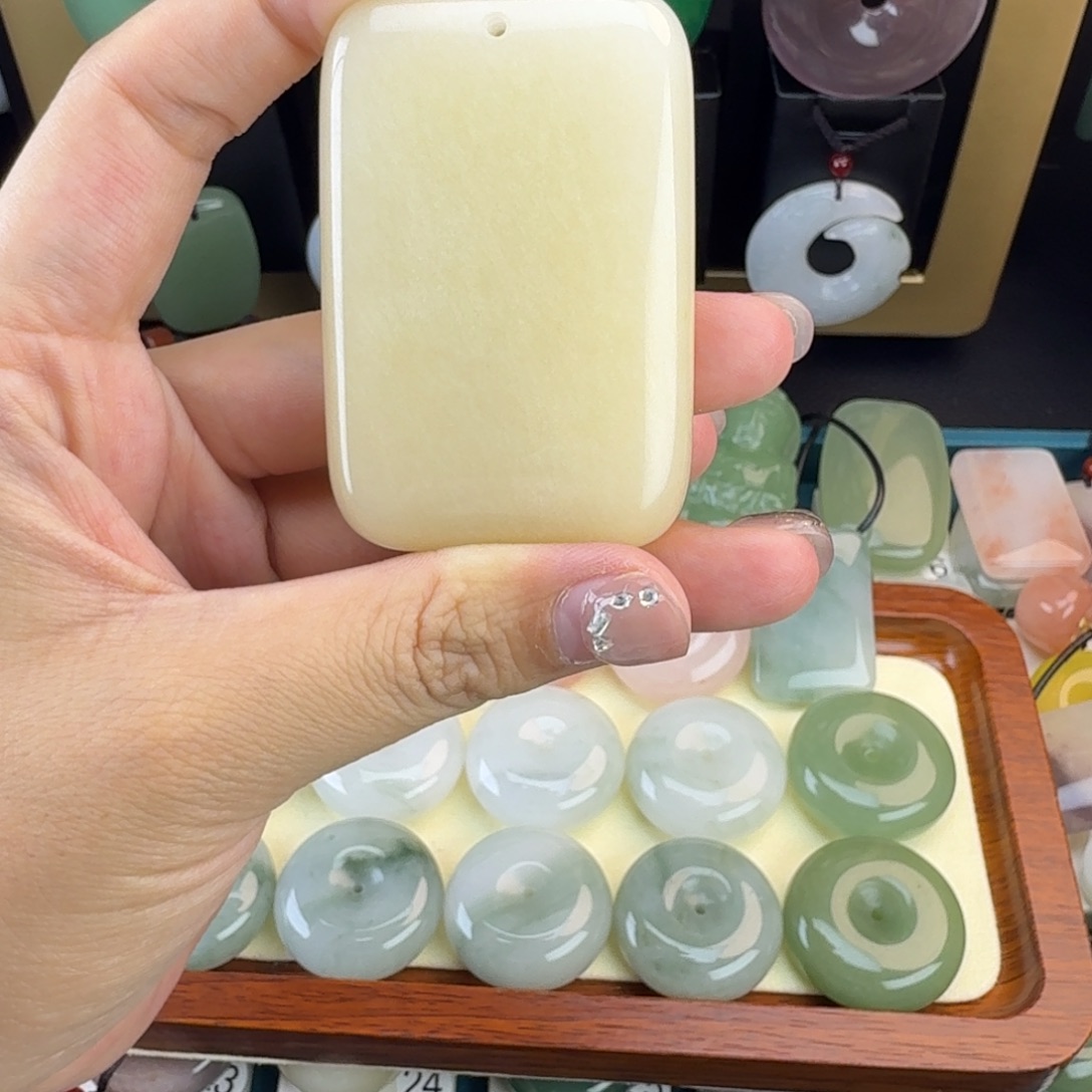 我***彦石英质玉未镶嵌颈饰