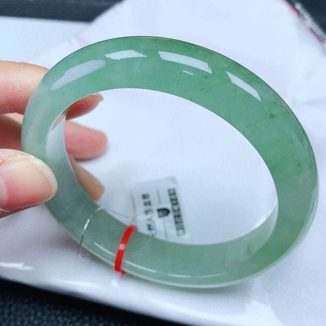 翡翠手镯未镶嵌56圈