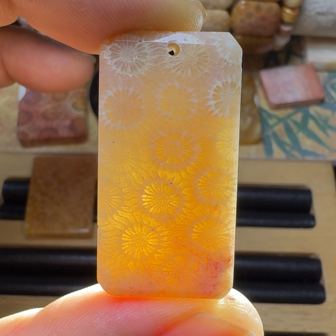 硅化玉手工牌 灯美人 未镶嵌