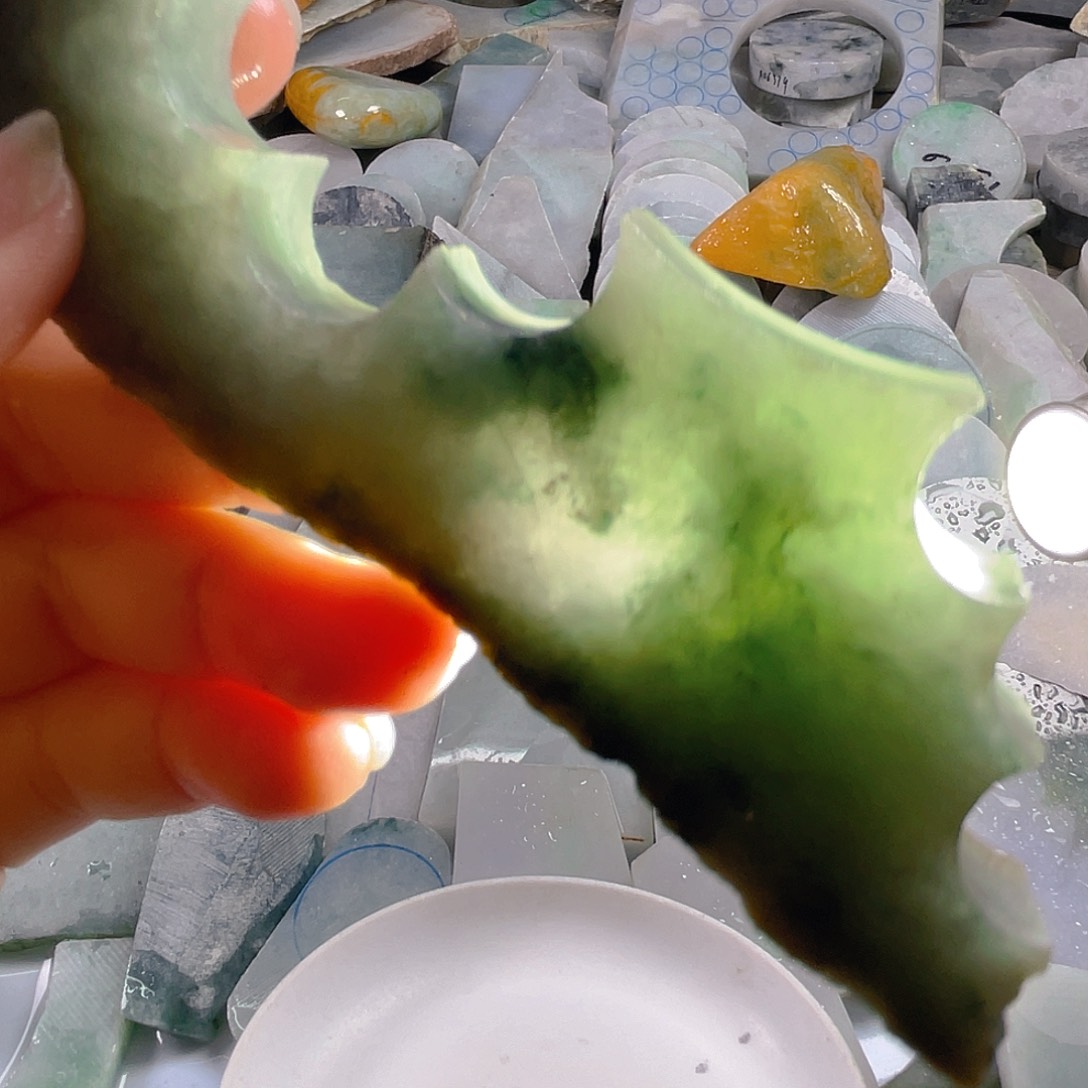 颈饰未镶嵌翡翠。