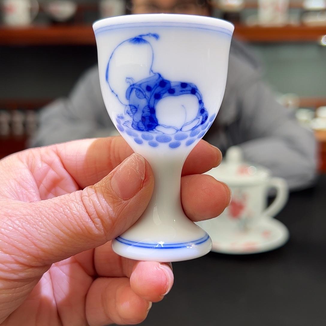 柴窑青花童子酒杯