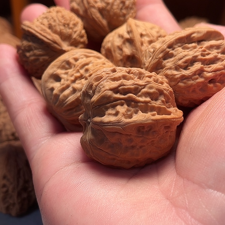 Z***z文玩核桃把件原树野核红岩 麒麟红玉三对体验