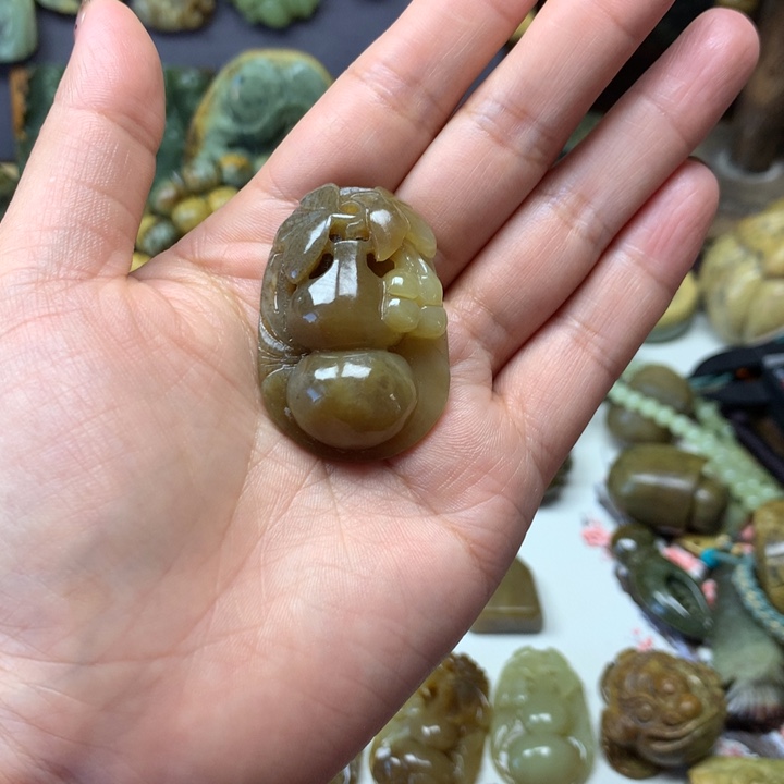 海***善透闪石质玉未镶嵌颈饰