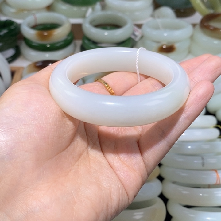 和田玉手镯未镶嵌羊脂白镯56
