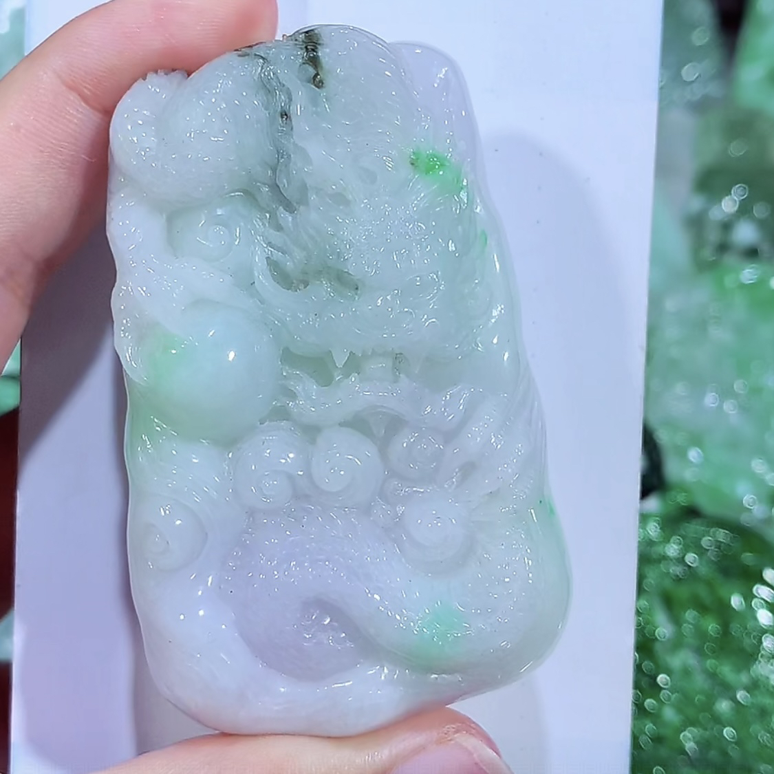 缅甸天然翡翠A货飘绿龙牌吊坠