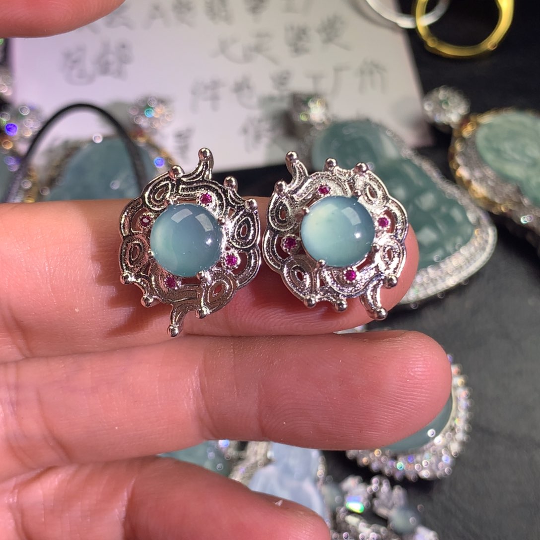 翡翠颈饰未镶嵌耳钉