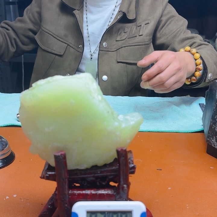 蛇纹石玉原石未镶嵌8