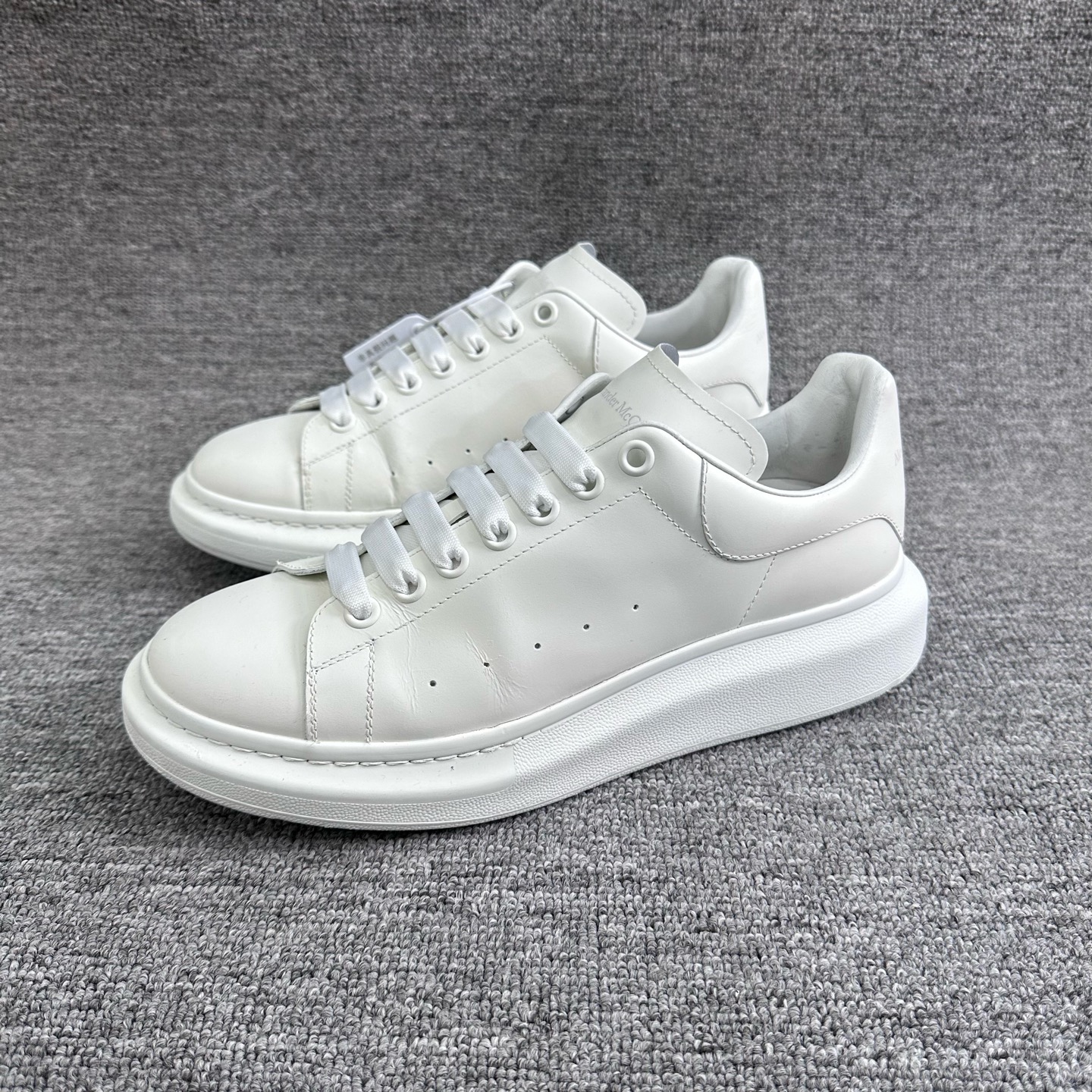 95新 Alexander McQueen/亚历山大·麦昆 42码麦昆 纯白尾休闲鞋28
