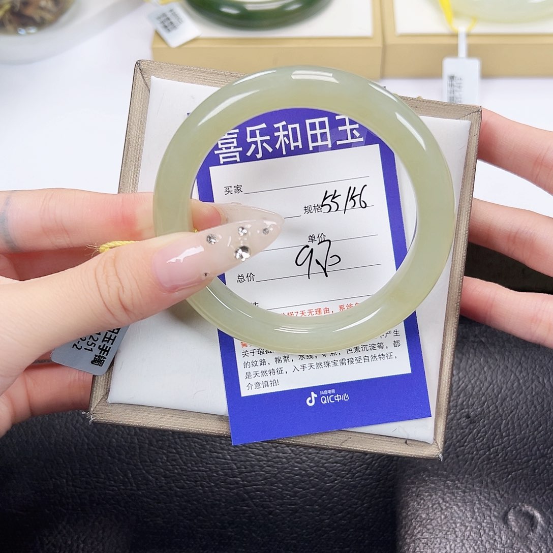 和田玉未镶嵌手镯