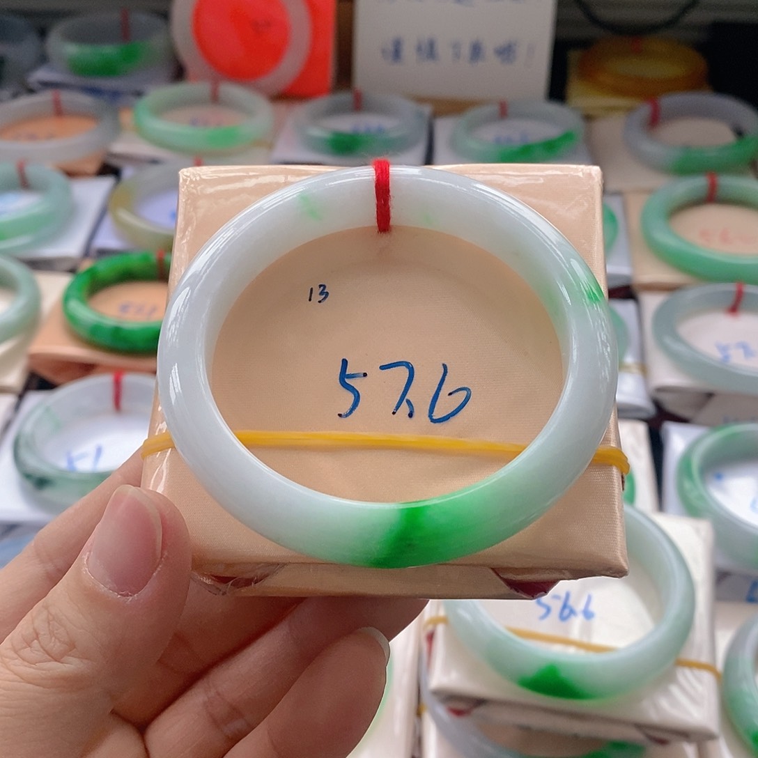 翡翠手镯未镶嵌芨*草手镯