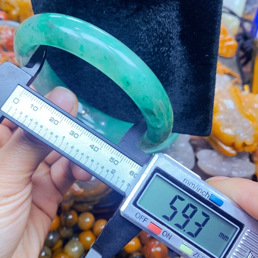 未镶嵌石英质玉（黄龙玉）颈饰