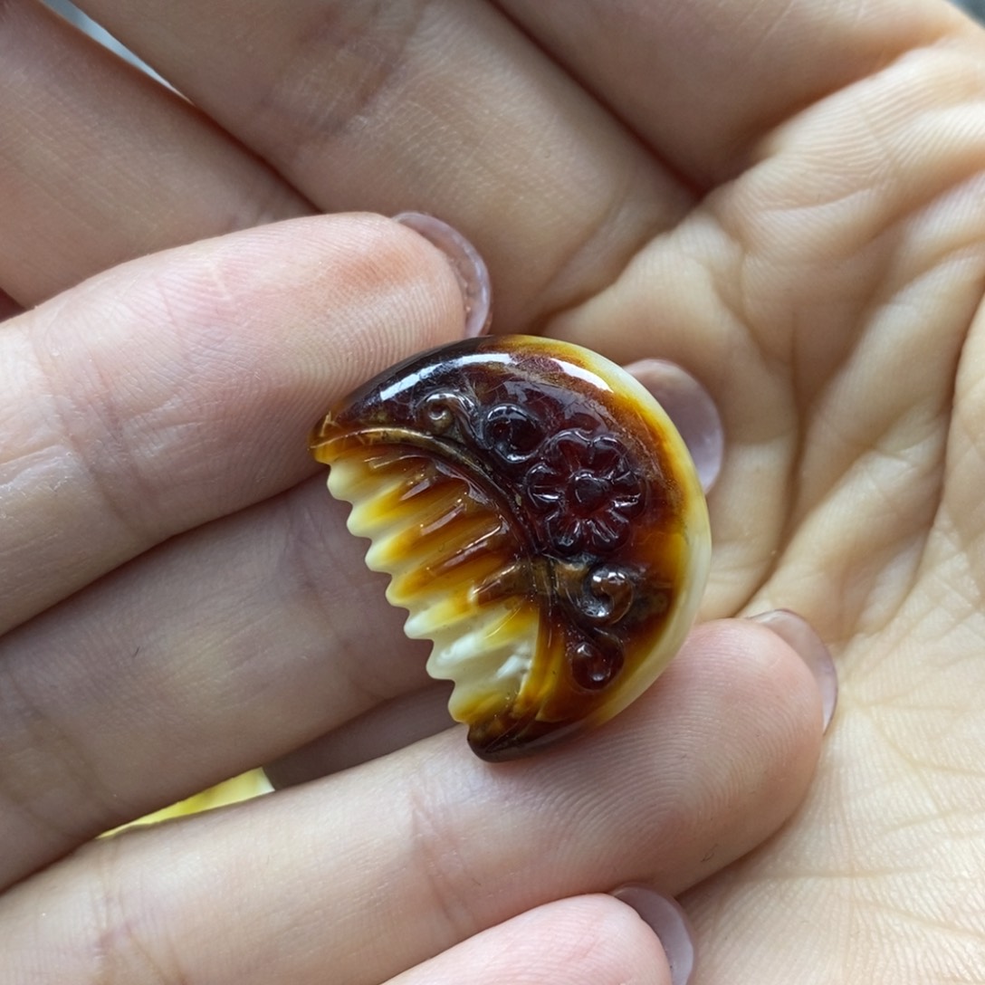 未镶嵌琥珀裸石满白花妖花俏色小梳子雕刻件吊坠