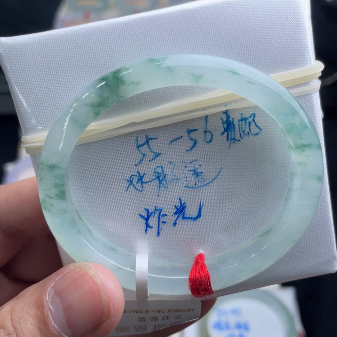 翡翠手镯未镶嵌翡翠手镯