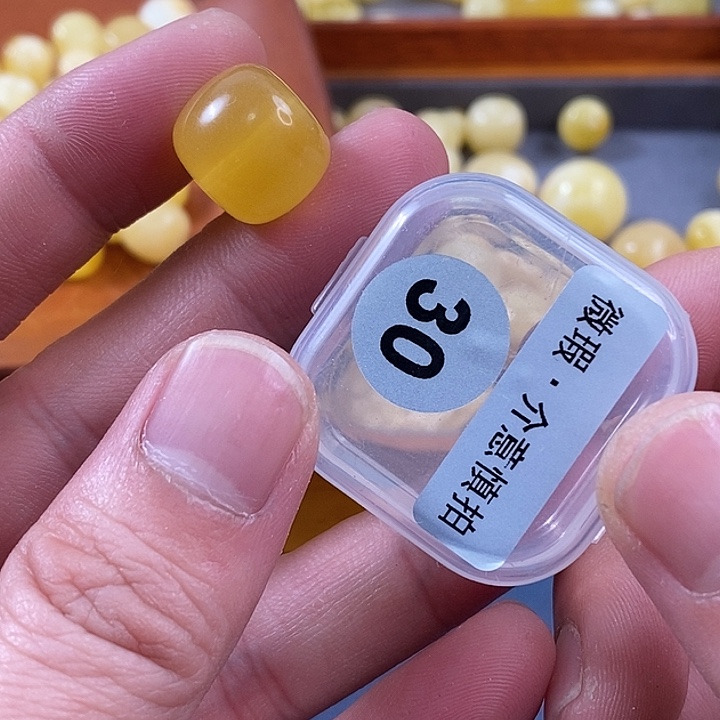 未镶嵌琥珀珠宝奇石