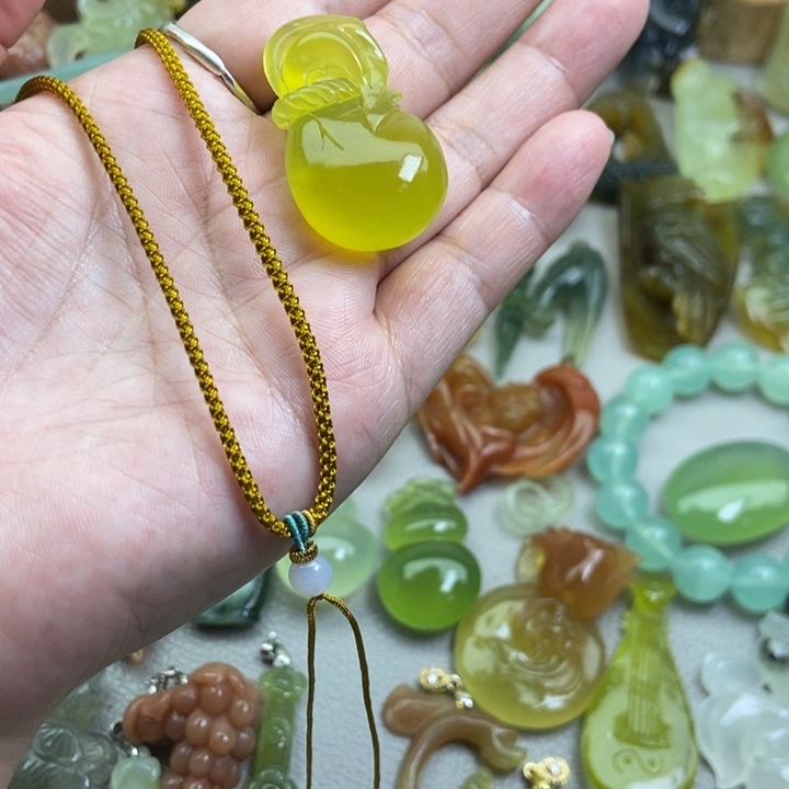 蛇纹石玉挂件未镶嵌