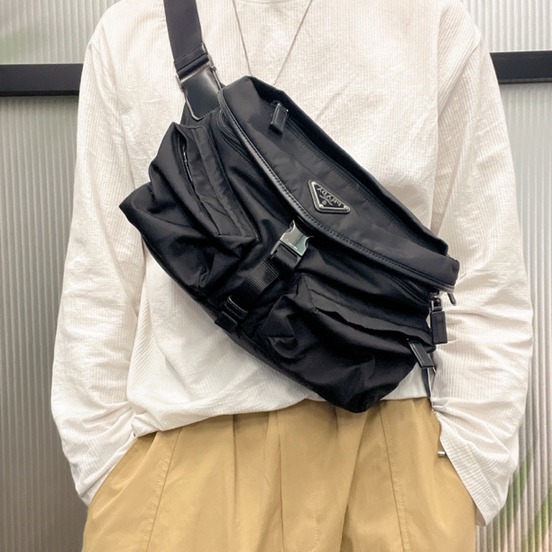 95新 Prada/普拉达 【龙】02 0684 黑色降落伞胸包