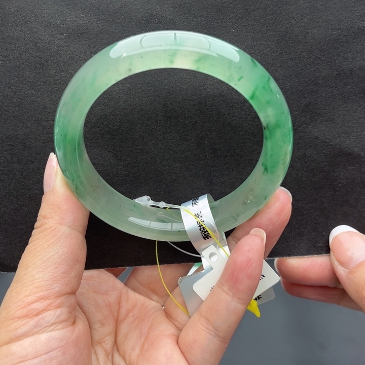 Y***G石英质玉未镶嵌手镯