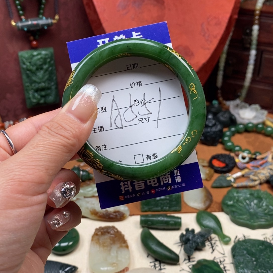 奔***…和田玉未镶嵌颈饰