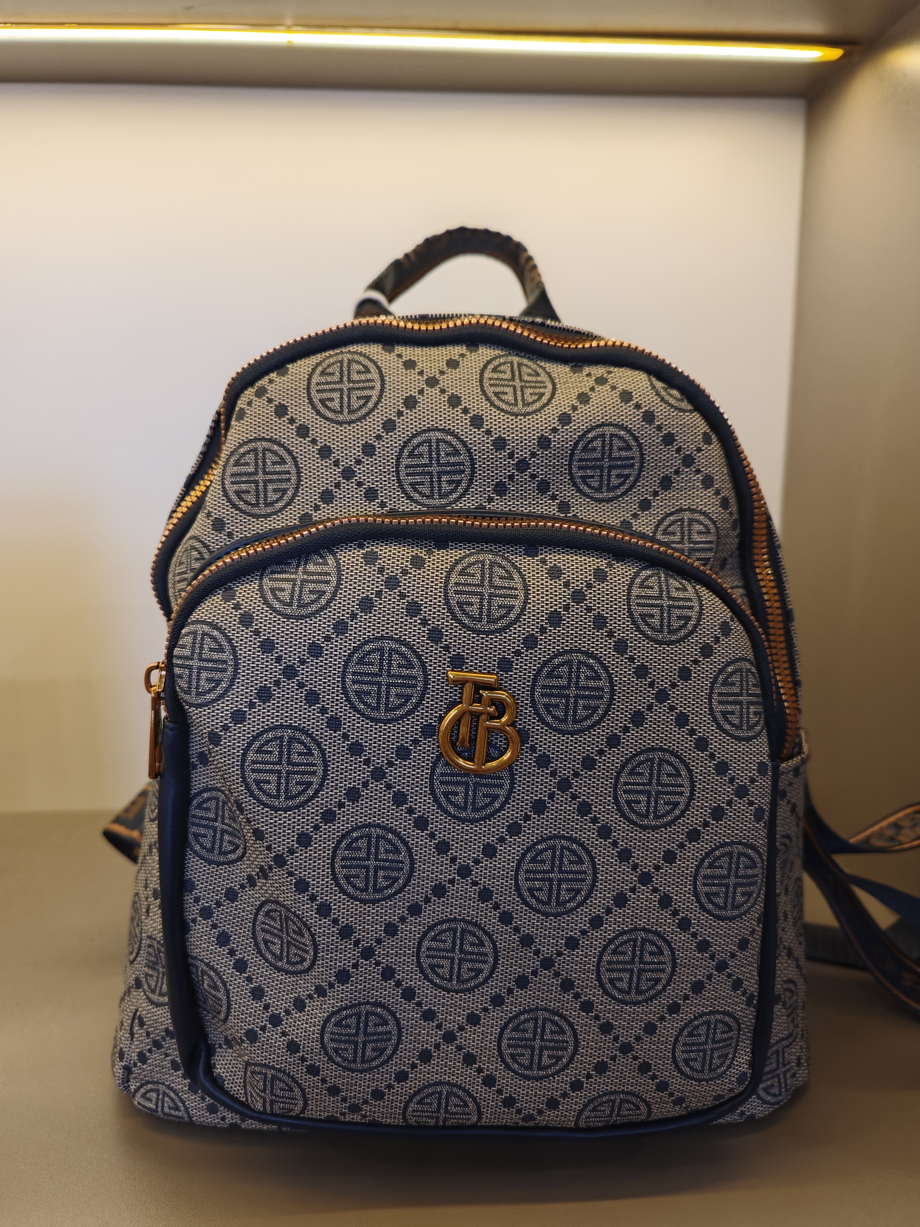 2025新款时尚潮流双肩包