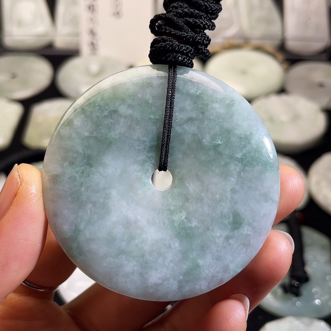 翡翠未镶嵌颈饰平安扣