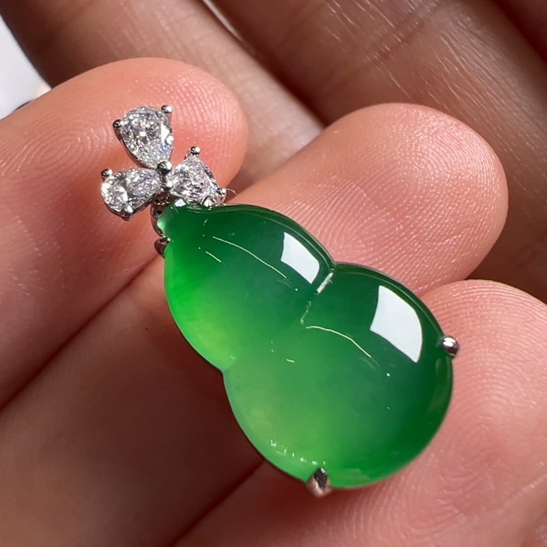 翡翠18K金镶嵌颈饰Y绿葫芦