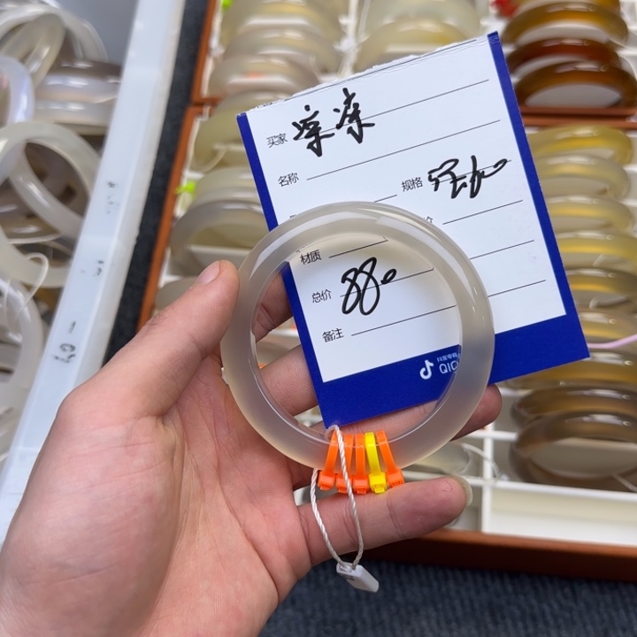 玛瑙/玉髓手镯未镶嵌凉****?