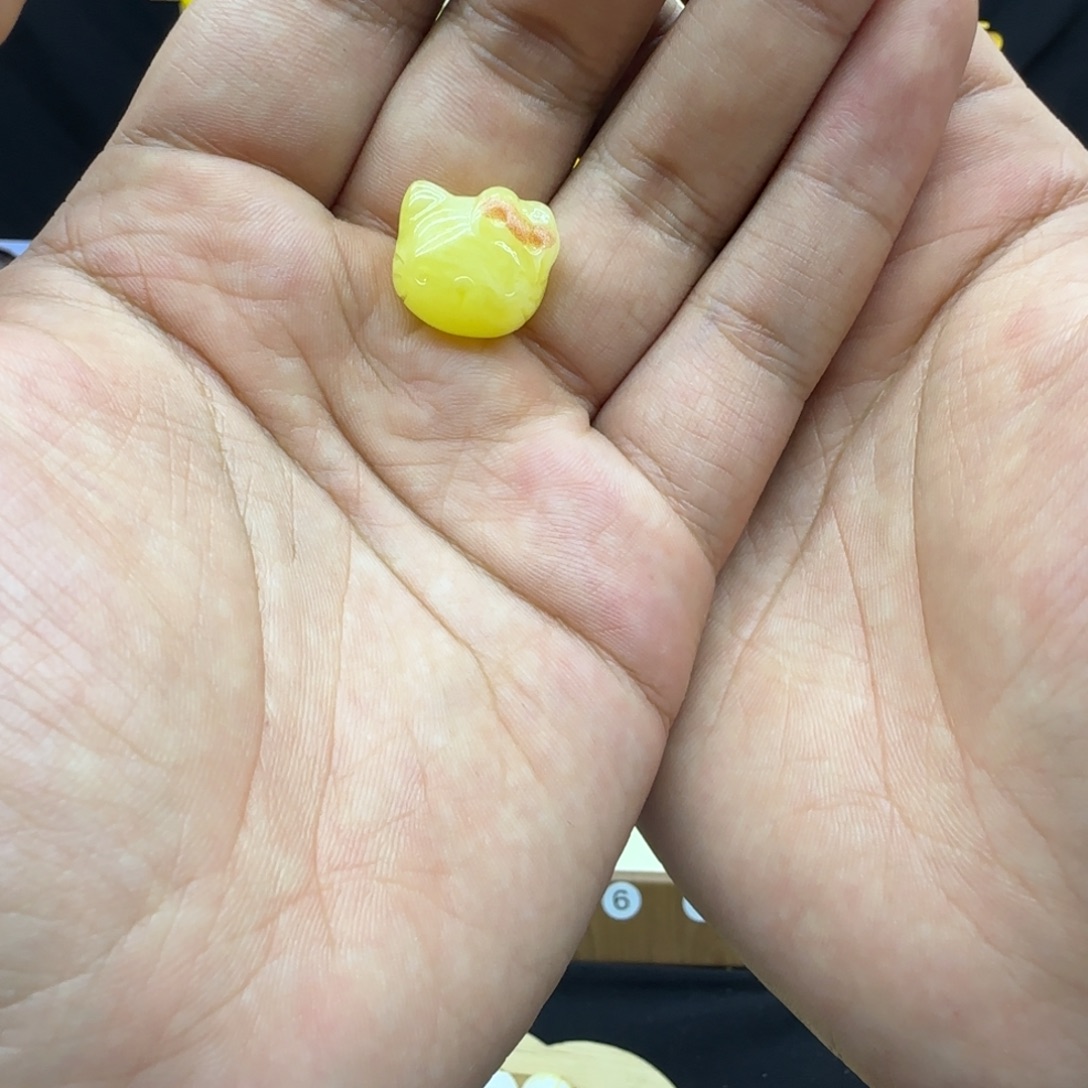 张***ᐝ琥珀未镶嵌裸石..
