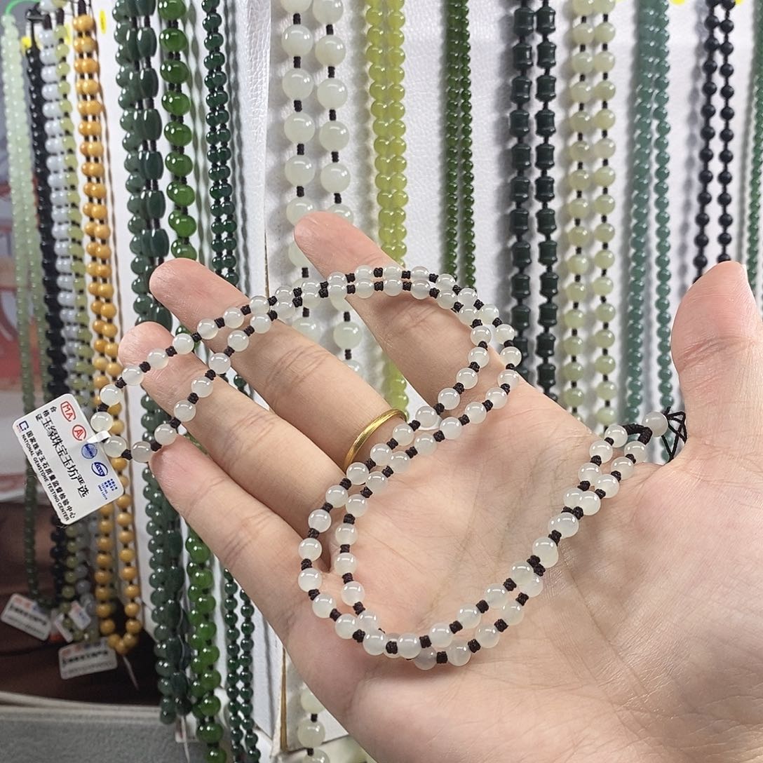 老***杨和田玉未镶嵌颈饰