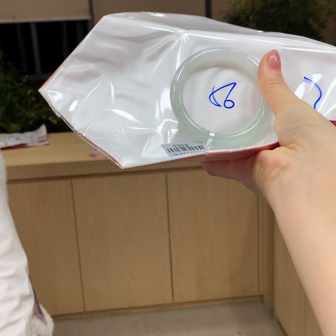 翡翠手镯未镶嵌不退不换