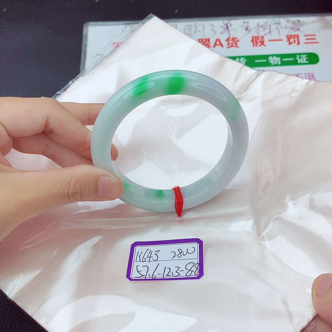 翡翠手镯未镶嵌翡翠