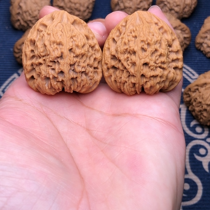 文玩核桃吊坠和****南疆石