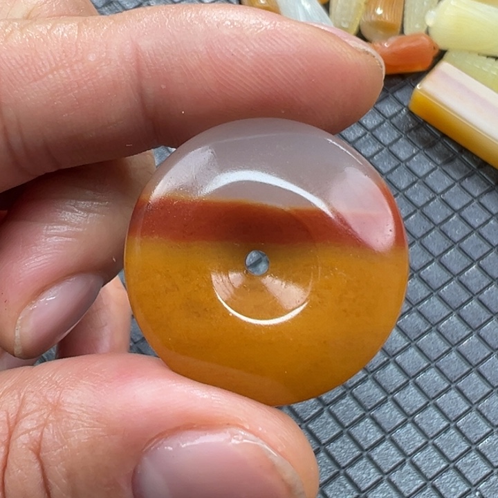 石英质玉（黄龙玉）颈饰未镶嵌