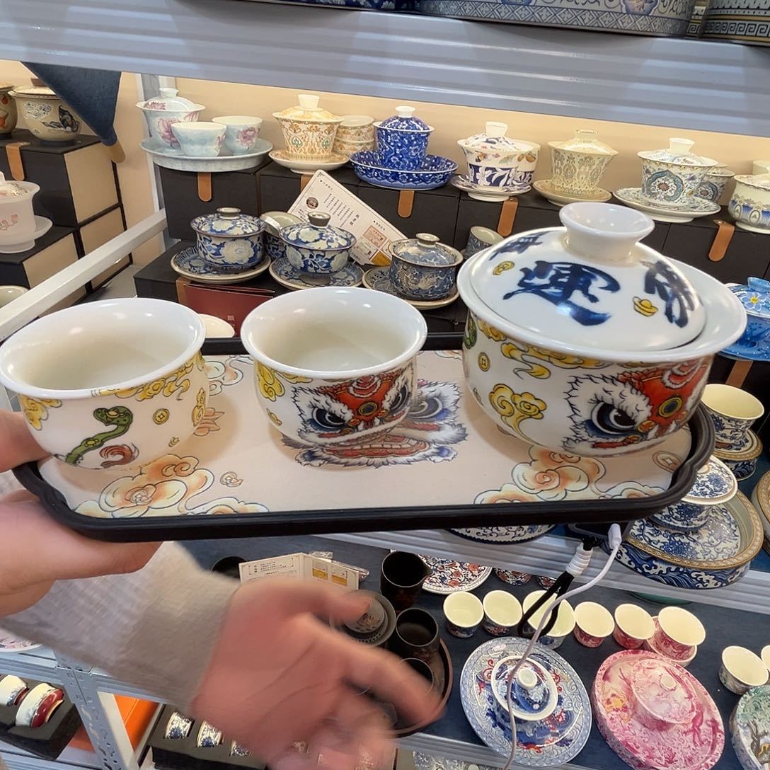 这些盖碗很漂亮！！！！