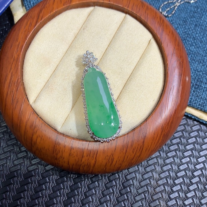 【闪购商品】颈饰18K金镶嵌翡翠