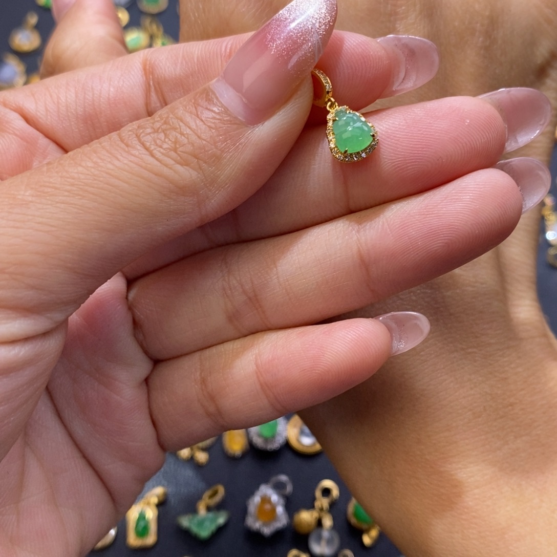 记***忆翡翠18K金镶嵌颈饰