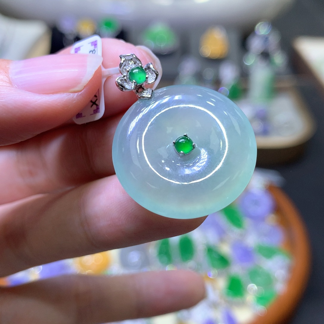 【闪购商品】翡翠颈饰18K金镶嵌翡翠吊坠项链