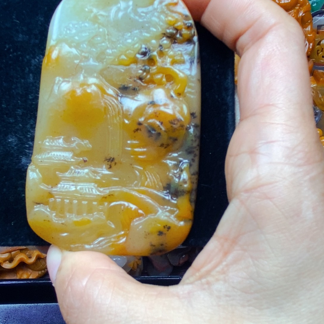 石英质玉（黄龙玉）未镶嵌颈饰